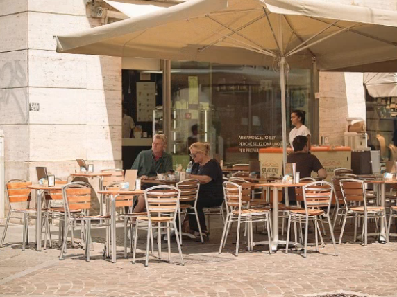 Il caldo cancella i dehors e affossa i localii: «A giugno cali dal 20 al 50%». L'aria condizionata richiama più di parchi e giardini