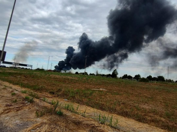 Incendio a Fiumicino: a fuoco un deposito di rifiuti, paura per la nube nera