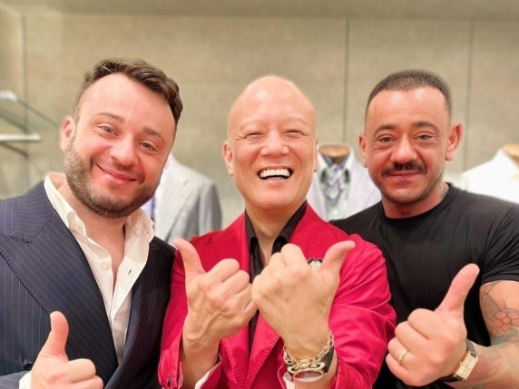 Il sarto (napoletano) che ha conquistato Tokyo con i disegni a mano: il taglio spopola sui social |Video