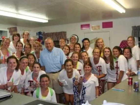 Texas, il direttore del Camp Mystic morto per salvare «le sue ragazze» dall'alluvione | Le vittime sono 82: 11 bambine ancora disperse