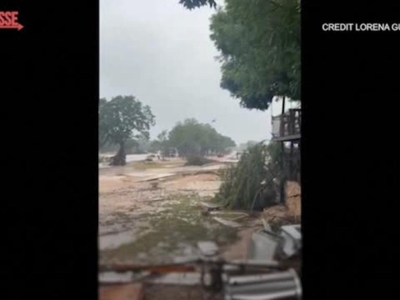 Texas, un uomo è isolato e circondato dalle acque, ecco come lo salvano