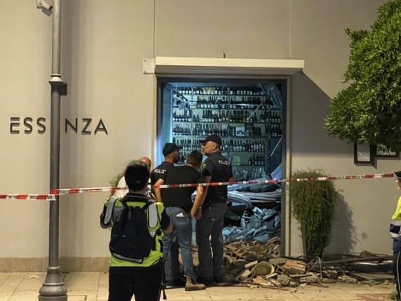 Terracina, crolla il soffitto del ristorante stellato:feriti e una vittima, dipendente del locale