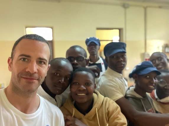 Gabriele Pè, l'imprenditore lombardo che ha portato il gelato in Burundi: «E un mio allievo ha aperto un fast food»