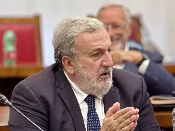 Ex Ilva, Emiliano: «Firmare accordo, sarebbe pazzesco se saltasse». La Fiom: mancano garanzie sull’occupazione