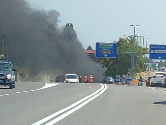 Incidente, un morto e un ferito. Dopo lo schianto scoppia un incendio