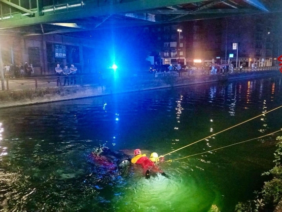 Corsico, esce di strada e cade con l'auto nel Naviglio dopo la serata con gli amici: oggi avrebbe compiuto 24 anni