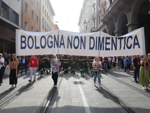 Bologna, Mattarella: 'Spietata strategia neofascista'. Meloni: massimo impegno per verità | I familiari delle vittime: 'Gli stragisti passarono dall'Msi'