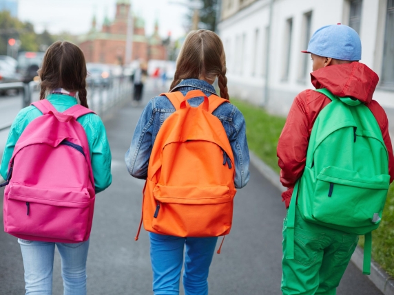 Lo zaino pesante cambia il modo di camminare dei bambini: i risultati di uno studio italiano