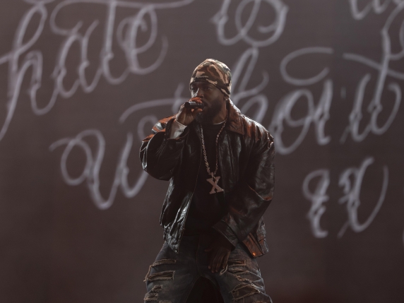 Kendrick Lamar ipnotizzai 60 mila dell'Olimpico tra auto d'epoca, fuochi artificiali e omaggi alla vecchia guardia