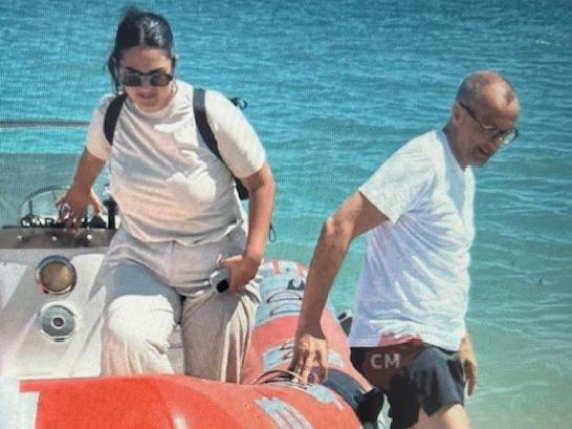 Elezioni nelle Marche, il ritorno del candidato Ricci: va a caccia di elettori sulle spiagge (in gommone)