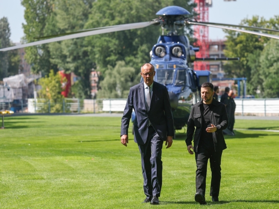 epa12297335 German Chancellor Friedrich Merz (L) welcomes Ukrainian President Volodymyr Zelensky (R) in front of the Chancellery in Berlin, Germany, 13 August 2025. EPA/FILIP SINGER / POOL