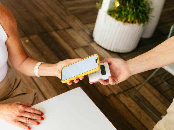 Pos e scontrini, le nuove regole: la guida dell’Agenzia delle Entrate su obblighi, esenzioni e scadenze 2026