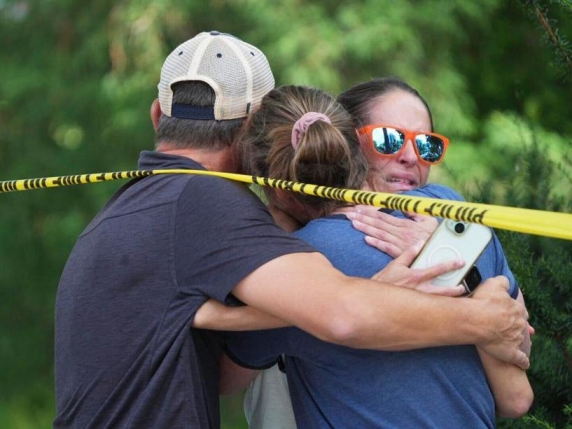 Minneapolis, sparatoria nella chiesa cattolica: l'attentatore uccide due bambini, altri dieci in ospedale. Morto anche il killer