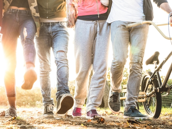 Un adolescente su 4 vittima di violenza in una relazione. Abusi, minacce, controlli, e la scusa: «Stavo scherzando»