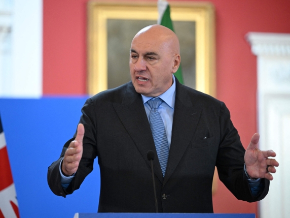 Ministro della Difesa Crosetto condanna i cori fascisti a Parma: una ferma presa di posizione contro l'estremismo