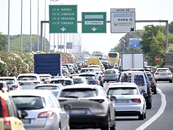 Donna di 37 anni aggredita dall'ex a Roma: si salva lanciandosi dall'auto sul Grande Raccordo Anulare