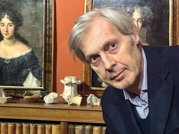 Sgarbi: «Basta illazioni su di me, l'ha capito anche la giudice. Mia figlia Evelina invitata a Natale? Le feste non mi piacciono»