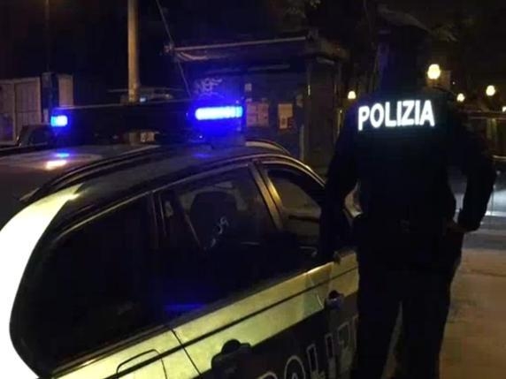 Tragedia a Napoli: poliziotto ucciso e collega ferito in incidente stradale con Suv 
Fonte: Corriere della Sera https://www.corriere.it/notizie/ultima-ora/napoli-incidente-mortale-volante-si-schianta-contro-suv-68ed22570b52c.shtml