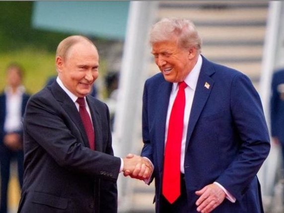 La Strategia di Putin in Ucraina: Una Vittoria Certa o un Conflitto Senza Fine?
Introduzione
Il presidente russo Vladimir Putin sembra essere convinto che la vittoria sul campo in Ucraina sia ormai certa, e pertanto non sembra avere fretta di trattare. Questa posizione è stata espressa in seguito alla caduta di Pokrovsk e alla sconfitta dell'esercito ucraino, eventi che il Cremlino considera come granitiche certezze.
Approfondimento
Il Cremlino ha espresso disinteresse per un nuovo vertice tra il presidente russo e l'ex presidente degli Stati Uniti, Donald Trump, affermando che "non è necessario". Questa posizione riflette la convinzione di Putin che la situazione sul campo sia a suo favore e che non ci sia bisogno di negoziati per raggiungere i suoi obiettivi.
Possibili Conseguenze
La mancanza di volontà di trattare da parte del Cremlino potrebbe avere conseguenze significative sulla situazione in Ucraina. La continuazione del conflitto potrebbe portare a ulteriori perdite umane e danni infrastrutturali, oltre a esacerbare le tensioni internazionali.
Opinione
Donald Trump ha espresso la sua opinione sulla questione, affermando che non pensa di dare i Tomahawk, missili da crociera, per aiutare l'Ucraina. Questa posizione riflette la sua visione sulla gestione del conflitto e sulla strategia degli Stati Uniti nella regione.
Analisi Critica dei Fatti
La situazione in Ucraina è complessa e multifacetta. La caduta di Pokrovsk e la sconfitta dell'esercito ucraino sono eventi significativi che influenzano la dinamica del conflitto. Tuttavia, è importante considerare anche le posizioni e le strategie delle altre parti coinvolte, compresi gli Stati Uniti e l'Unione Europea.
Relazioni con altri fatti
La situazione in Ucraina è legata a una serie di altri eventi e dinamiche geopolitiche. La crisi ucraina è influenzata dalle relazioni tra Russia, Stati Uniti e Unione Europea, nonché dalle strategie e dalle posizioni di altri attori regionali e globali.
Contesto storico
Il conflitto in Ucraina ha una storia complessa e articolata. La crisi è iniziata nel 2014, con la caduta del governo ucraino e l'annessione della Crimea da parte della Russia. Da allora, il conflitto si è esteso e intensificato, con periodi di escalation e di calma.
Fonti
La fonte di questo articolo è il Corriere della Sera, un quotidiano italiano. L'articolo originale può essere trovato al seguente link: https://www.corriere.it/. Si prega di notare che il link potrebbe non essere esattamente lo stesso dell'articolo originale, poiché potrebbe essere stato aggiornato o modificato.