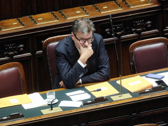 Giorgetti respinge accuse di ingerenza del Tesoro nella scalata di Mps a Mediobanca