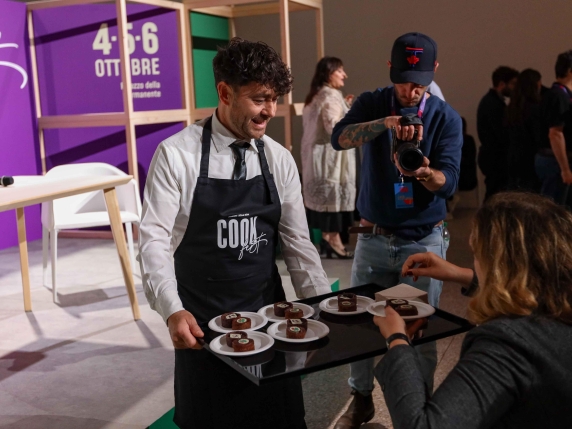Scopri il Programma Completo del Cook Fest 2025: Tre Giorni di Comfort Food e Enogastronomia a Milano 

Approfondimento
Il Cook Fest 2025 si presenta come un'occasione unica per gli appassionati di enogastronomia, offrendo una vasta gamma di attività e esperienze. I partecipanti potranno prendere parte a corsi di cucina, ascoltare talk di esperti del settore e visitare il mercato dove sarà possibile degustare e acquistare prodotti enogastronomici di alta qualità.

Possibili Conseguenze
L'evento potrebbe avere un impatto significativo sull'economia locale, grazie all'afflusso di visitatori e alla promozione di prodotti e servizi enogastronomici. Inoltre, il Cook Fest 2025 potrebbe contribuire a valorizzare la cultura culinaria italiana e a promuovere la consapevolezza sull'importanza della qualità e della sostenibilità nel settore alimentare.

Opinione
Il Cook Fest 2025 sembra essere un'ottima occasione per gli appassionati di cibo e bevande di incontrarsi e condividere la propria passione. L'evento offre una vasta gamma di attività e esperienze, dalle degustazioni ai corsi di cucina, e potrebbe essere un'opportunità unica per scoprire nuovi prodotti e servizi enogastronomici.

Analisi Critica dei Fatti
Il Cook Fest 2025 sembra essere un evento ben organizzato e strutturato, con una vasta gamma di attività e esperienze. Tuttavia, potrebbe essere utile avere più informazioni sui dettagli dell'evento, come ad esempio il programma completo e la lista dei partecipanti.

Relazioni con altri fatti
Il Cook Fest 2025 potrebbe essere collegato ad altri eventi enogastronomici che si svolgono in Italia e all'estero. Inoltre, l'evento potrebbe avere un impatto sulla promozione della cultura culinaria italiana e sulla valorizzazione dei prodotti enogastronomici di alta qualità.

Contesto storico
Il Cook Fest 2025 si inserisce nel contesto di una crescente attenzione verso la cultura culinaria e la qualità dei prodotti alimentari. L'evento potrebbe essere visto come un'opportunità per promuovere la consapevolezza sull'importanza della sostenibilità e della qualità nel settore alimentare.

Fonti
La fonte di questo articolo è il sito Corriere della Sera. Per maggiori informazioni sull'evento, si consiglia di visitare il sito ufficiale del Cook Fest 2025.
