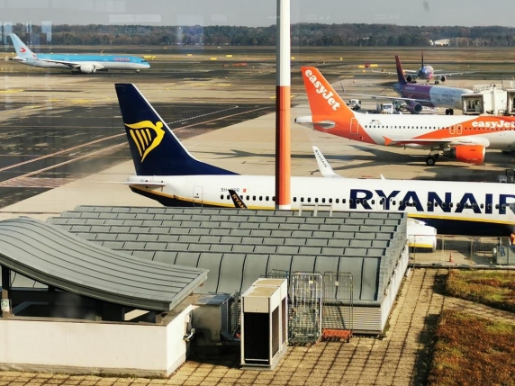 «A Malpensa il carburante per aerei costa il 50% in più»: l’allarme delle compagnie e il rischio del caro biglietti