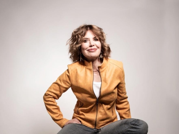 Sabina Guzzanti porta in scena il potere liberatorio della satira con il suo nuovo monologo al Carcano