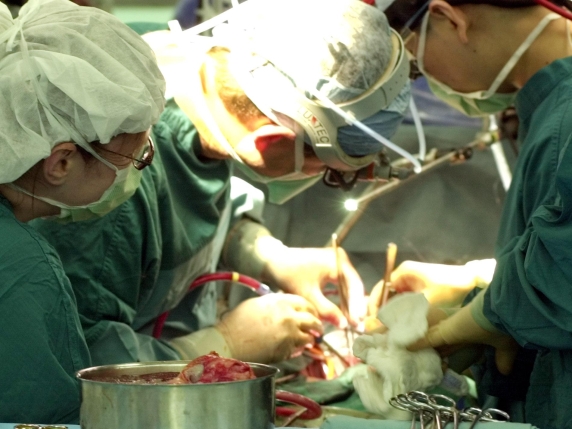 Gli recidono un'arteria durante un bypass e se ne accorgono tardi: muore dopo anni di coma. Medici devono pagare un milione