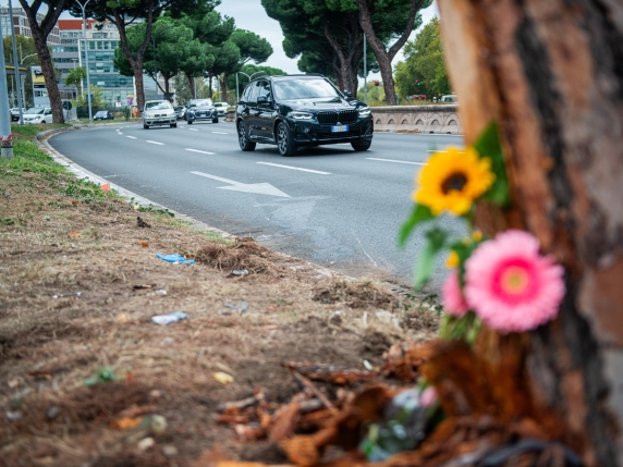 Incidente su via Cristoforo Colombo: auto contro moto, un morto