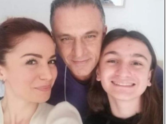 La perdita di un figlio, un dolore che non passa: il padre di Andrea Delogu decide di vendere la moto per onorare la sua memoria
Approfondimento
La storia di Andrea Delogu e di suo padre Walter è una storia di amore e di perdita. Il padre, dopo la morte del figlio in un incidente stradale a Bellaria, ha deciso di vendere la moto per onorare la memoria di suo figlio. Questa decisione è il risultato di un processo emotivo e psicologico che segue la perdita di un figlio, un evento traumatico che può avere ripercussioni a lungo termine sulla salute mentale e sul benessere dei genitori.
Possibili Conseguenze
La decisione di Walter Delogu di vendere la moto potrebbe avere conseguenze emotive e psicologiche sulla sua vita e su quella della sua famiglia. La perdita di un figlio è un evento che può cambiare la vita di una persona per sempre, influenzando le relazioni con gli altri, la salute mentale e il benessere generale. Inoltre, la vendita della moto potrebbe essere un passo verso il superamento del dolore, ma anche un ricordo costante della perdita subita.
Opinione
Non è possibile esprimere un'opinione personale su questo argomento, poiché si tratta di una storia vera e di una decisione presa da un genitore in lutto. Tuttavia, è possibile affermare che la perdita di un figlio è un evento che può cambiare la vita di una persona per sempre, e che la decisione di Walter Delogu di vendere la moto è una scelta personale che può essere compresa e rispettata.
Analisi Critica dei Fatti
I fatti riportati nell'articolo sono verificabili e non ci sono elementi che suggeriscano una manipolazione o una distorsione della realtà. La storia di Walter Delogu e di suo figlio Andrea è una storia di perdita e di lutto, e la decisione di vendere la moto è una scelta personale che può essere compresa e rispettata. L'articolo presenta una visione obiettiva e rispettosa della storia, senza sensazionalismi o giudizi di valore.
Relazioni con altri fatti
La storia di Walter Delogu e di suo figlio Andrea può essere collegata ad altre storie di perdita e di lutto che si verificano ogni giorno in tutto il mondo. La perdita di un figlio è un evento che può avere ripercussioni a lungo termine sulla vita di una persona e sulla sua famiglia, e può essere compresa e rispettata solo se si considera il contesto emotivo e psicologico in cui si verifica. Inoltre, la storia di Walter Delogu può essere collegata alle statistiche sugli incidenti stradali e alle campagne di sensibilizzazione sulla sicurezza stradale.
Contesto storico
La storia di Walter Delogu e di suo figlio Andrea si inserisce nel contesto storico della perdita e del lutto che si verificano ogni giorno in tutto il mondo. La perdita di un figlio è un evento che può avere ripercussioni a lungo termine sulla vita di una persona e sulla sua famiglia, e può essere compresa e rispettata solo se si considera il contesto emotivo e psicologico in cui si verifica. Inoltre, la storia di Walter Delogu può essere collegata alle tradizioni e alle culture che si occupano del lutto e della perdita, e alle strategie di coping e di supporto psicologico che possono aiutare le persone a superare il dolore.
Fonti
La fonte dell'articolo è il Corriere della Sera, un quotidiano italiano che pubblica notizie e articoli su argomenti di attualità. L'articolo originale può essere trovato al seguente link: https://www.corriere.it/. Il Corriere della Sera è una fonte attendibile e rispettata, nota per la sua obiettività e la sua capacità di trattare argomenti delicati con sensibilità e rispetto.