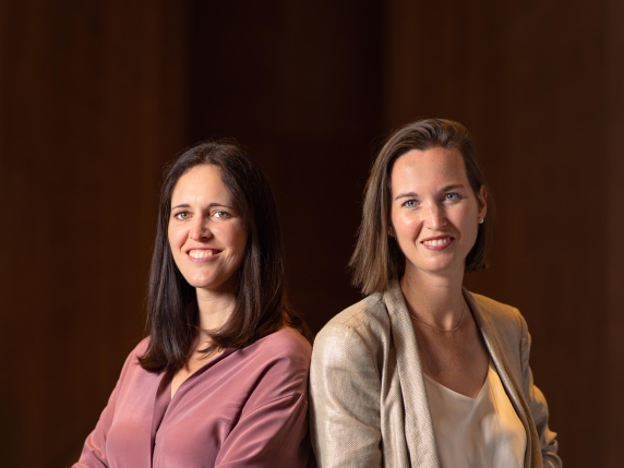 Due Sorelle e un Vino Unico: la Cantina di Julia e Karoline con Simboli Esoterici dell'Età del Bronzo