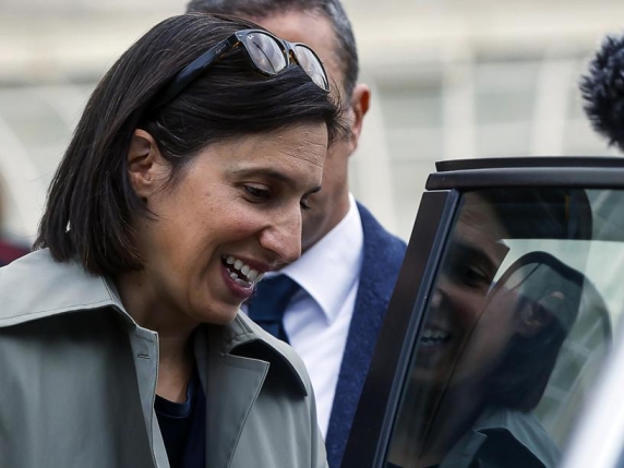 Le sfide di Schlein: referendum, concorrenza interna e critiche esterne, un terreno politico minato

Approfondimento
La situazione politica attuale è caratterizzata da una serie di sfide che Schlein deve affrontare. Il referendum, in particolare, rappresenta un test cruciale per la sua leadership, poiché i risultati potrebbero avere un impatto significativo sulla sua posizione all'interno del partito e sulla sua capacità di guidare il paese.

Possibili Conseguenze
Le conseguenze del referendum potrebbero essere ampie e variegate. Un esito negativo potrebbe indebolire la posizione di Schlein, mentre un esito positivo potrebbe rafforzarla. Inoltre, le reazioni dei suoi oppositori interni e delle figure come Prodi potrebbero influenzare il clima politico e le dinamiche all'interno del partito.

Opinione
È difficile prevedere con certezza come si svilupperanno gli eventi, ma è chiaro che Schlein deve navigare un terreno politico complesso e sfidante. La sua capacità di gestire le sfide interne ed esterne sarà cruciale per determinare il suo successo.

Analisi Critica dei Fatti
L'analisi dei fatti rivela una situazione politica in continua evoluzione. La concorrenza interna e le critiche esterne rappresentano sfide significative per Schlein. Tuttavia, è importante considerare che la politica è un campo in cui le alleanze e le strategie possono cambiare rapidamente.

Relazioni con altri fatti
La situazione di Schlein è legata a una serie di altri eventi e tendenze politiche. La comprensione di questi contesti più ampi è essenziale per valutare appieno le sfide che Schlein deve affrontare e le possibili conseguenze dei suoi successi o insuccessi.

Contesto storico
La storia politica recente del paese fornisce un contesto importante per comprendere le sfide attuali di Schlein. Le dinamiche politiche, le alleanze e le strategie dei partiti hanno subito cambiamenti significativi negli anni, influenzando il terreno su cui Schlein opera.

Fonti
Questo articolo si basa su informazioni provenienti da Corriere della Sera. Per ulteriori informazioni e approfondimenti, si consiglia di visitare il sito ufficiale del Corriere della Sera.