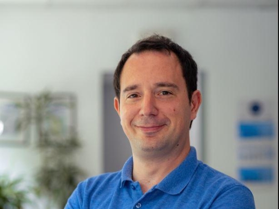 Rivoluzione nell'auto elettrica: la storia di successo di Tretau, da startup a industria leader in soli 10 anni

Approfondimento
La storia di Francesco Taiariol e della sua azienda, Tretau, è un esempio di come una startup possa crescere e diventare un'industria leader nel proprio settore. La loro specializzazione nei fili per l'auto elettrica ha rivoluzionato il mercato, offrendo soluzioni innovative e di alta qualità.

Possibili Conseguenze
Il successo di Tretau potrebbe avere un impatto significativo sull'industria automobilistica, in particolare su quella delle auto elettriche. La loro tecnologia potrebbe contribuire a migliorare l'efficienza e la sicurezza delle auto elettriche, favorendo così la transizione verso una mobilità più sostenibile.

Opinione
La crescita di Tretau è un esempio di come l'imprenditorialità e l'innovazione possano portare al successo. La determinazione e la visione di Francesco Taiariol hanno permesso alla sua azienda di raggiungere obiettivi ambiziosi e di diventare un leader nel proprio settore.

Analisi Critica dei Fatti
La storia di Tretau è un caso di studio interessante per comprendere come una startup possa crescere e diventare un'industria leader. L'analisi dei fatti rivela che la combinazione di innovazione, determinazione e una solida strategia aziendale sono stati gli elementi chiave del loro successo.

Relazioni con altri fatti
Il successo di Tretau è legato alla crescente domanda di auto elettriche e alla necessità di tecnologie innovative per supportare questa transizione. La loro storia è quindi collegata a trend più ampi nel settore automobilistico e nella transizione verso una mobilità più sostenibile.

Contesto storico
La nascita e la crescita di Tretau si inseriscono nel contesto di una crescente attenzione verso la sostenibilità e l'innovazione tecnologica. La loro storia riflette i cambiamenti nel mercato e nella società, dove l'attenzione verso l'ambiente e la tecnologia sta diventando sempre più centrale.

Fonti
La fonte di questo articolo è Corriere.it. Per maggiori informazioni, si può visitare il sito web ufficiale di Tretau o consultare altre fonti di informazione sul settore automobilistico e sull'innovazione tecnologica. Il link diretto all'articolo originale è https://www.corriere.it/