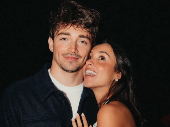 Matrimonio di Charles Leclerc: la proposta romantica con centinaia di rose rosse alla fidanzata Alexandra