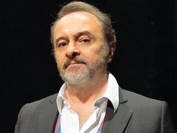 Natalino Balasso: la carriera di un comico tra libertà di espressione e sfide creative

Approfondimento
Natalino Balasso, noto comico e attore italiano, ha recentemente condiviso una storia interessante sulla sua carriera. Racconta di come il famoso cantautore Francesco Guccini lo ascoltò cantare e gli consigliò di fare il comico invece. Questa esperienza ha segnato l'inizio di una carriera caratterizzata da scelte coraggiose e dalla ricerca della libertà di espressione.

Possibili Conseguenze
La decisione di Balasso di lasciare Zelig, un noto programma televisivo di intrattenimento, potrebbe avere conseguenze sulla sua carriera e sulla sua capacità di esprimersi liberamente. La sua scelta potrebbe essere vista come un atto di coerenza con i suoi valori artistici e come un tentativo di sfuggire alle limitazioni del mondo dello spettacolo.

Opinione
Non è possibile esprimere un'opinione oggettiva su questo argomento, poiché si tratta di una storia personale di Natalino Balasso. Tuttavia, è interessante notare come la sua carriera sia stata influenzata dalle sue scelte e dalle sue esperienze, e come la sua storia possa essere vista come un esempio di coraggio e di determinazione.

Analisi Critica dei Fatti
La storia di Balasso mette in luce l'importanza della libertà di espressione e della capacità di osare nel mondo dello spettacolo. La sua decisione di lasciare Zelig potrebbe essere vista come un atto di coraggio e di coerenza con i suoi valori artistici, e come un tentativo di sfuggire alle limitazioni del mondo dello spettacolo.

Relazioni con altri fatti
La carriera di Natalino Balasso è stata influenzata da vari fattori, tra cui la sua origine dal Polesine e la sua scelta di fare il comico. La sua storia potrebbe essere collegata ad altri eventi e storie nel mondo dello spettacolo italiano, come ad esempio la storia di altri comici e attori che hanno sfidato le convenzioni e le limitazioni del loro tempo.

Contesto storico
La storia di Balasso si svolge nel contesto del mondo dello spettacolo italiano, dove la libertà di espressione e la capacità di osare sono fondamentali per il successo. La sua carriera è stata influenzata dalle tendenze e dalle mode del momento, nonché dalle sue scelte personali e dalle sue esperienze.

Fonti
La fonte di questo articolo è il Corriere della Sera, un noto quotidiano italiano. L'articolo originale può essere trovato al seguente link: https://www.corriere.it/. Il Corriere della Sera è una fonte attendibile e rispettata nel mondo del giornalismo italiano, e la sua copertura della storia di Natalino Balasso offre una prospettiva unica e interessante sulla carriera di questo comico e attore italiano.