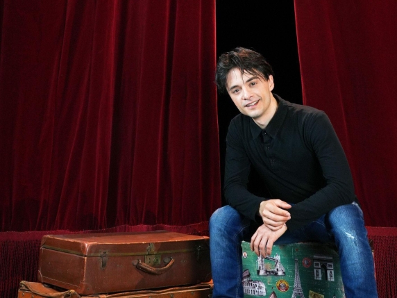 Jonathan Canini: La Comicità Toscana Conquista i Palchi dei Teatri dopo il Successo sul Web