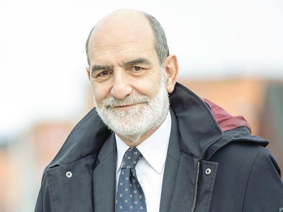 Giovanni Grasso, portavoce di Mattarella, rivela il suicidio del padre e la sua connessione con la famiglia Mattarella in un libro emozionale
Approfondimento
La storia personale di Giovanni Grasso e la sua connessione con la famiglia Mattarella sono aspetti interessanti che gettano luce sulla complessità delle relazioni umane e sulla storia italiana recente. L'assassinio di Piersanti Mattarella, avvenuto nel 1980, è un evento che ha lasciato un segno profondo nella storia della Sicilia e dell'Italia.
Possibili Conseguenze
Le rivelazioni di Giovanni Grasso potrebbero avere conseguenze significative sul piano personale e professionale, considerando il suo ruolo di portavoce del Presidente della Repubblica. La sua decisione di parlare pubblicamente del suicidio di suo padre e della sua connessione con la famiglia Mattarella potrebbe influenzare la percezione pubblica della sua figura e del suo lavoro.
Opinione
Non è possibile esprimere un'opinione oggettiva su questo argomento, data la natura personale e soggettiva delle esperienze di Giovanni Grasso. Tuttavia, è chiaro che la sua decisione di condividere la sua storia personale con il pubblico rappresenta un atto di coraggio e di trasparenza.
Analisi Critica dei Fatti
L'analisi critica dei fatti rivela che la storia di Giovanni Grasso è caratterizzata da una serie di eventi complessi e interconnessi. La sua connessione con la famiglia Mattarella e la sua esperienza personale del suicidio di suo padre sono aspetti che richiedono una riflessione approfondita e una considerazione delle possibili conseguenze.
Relazioni con altri fatti
La storia di Giovanni Grasso è collegata a una serie di eventi storici e personali che hanno avuto un impatto significativo sulla sua vita e sulla sua carriera. L'assassinio di Piersanti Mattarella e la sua connessione con la famiglia Mattarella sono solo alcuni esempi di come la storia personale di Grasso sia intrecciata con la storia italiana recente.
Contesto storico
La storia di Giovanni Grasso si svolge all'interno di un contesto storico complesso e tumultuoso. Gli anni '80, in cui avvenne l'assassinio di Piersanti Mattarella, furono un periodo di grande tensione e violenza in Italia, caratterizzato da una serie di eventi traumatici che hanno lasciato un segno profondo nella storia del paese.
Fonti
La fonte di questo articolo è Corriere della Sera. Il link diretto all'articolo originale è https://www.corriere.it/cronache/25_novembre_03/giovanni-grasso-portavoce-mattarella-ho-parlato-suicidio-papa-libro-temeva-finire-prigione-voleva-proteggermi-6909149062562.shtml.