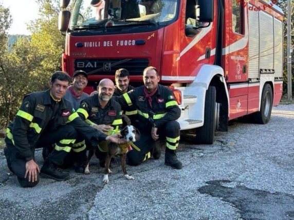 Eroico intervento dei vigili del fuoco: cane e uomo salvati dopo una caduta di 100 metri in un burrone