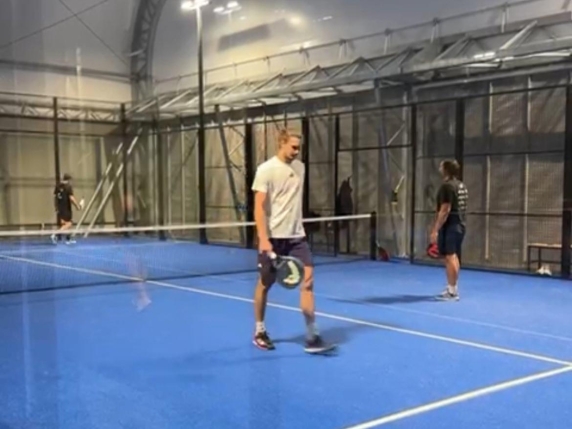 Gli ATP Finals di Torino: quando il tennis incontra altri sport 

ATP Finals Torino: non solo tennis
Le stelle del tennis non si limitano solo al campo da tennis durante gli ATP Finals di Torino. Jannik Sinner, ad esempio, ha scelto di dedicarsi al golf e al kart, mentre Alexander Zverev si è concesso una partita a padel.
Una sorpresa piacevole è stata registrata al GPadel Borgo Po, un circolo di corso Moncalieri, dove è arrivato Alexander Zverev. Il gestore del circolo ha commentato: «Da noi hanno giocato personaggi noti come Ciro Ferrara, Claudio Marchisio e Fabio Quagliarella, ma mai un grande tennista».

Approfondimento
Gli ATP Finals di Torino rappresentano uno degli eventi più importanti del calendario tennistico, e i giocatori non si limitano solo a competere sul campo. La scelta di Jannik Sinner di dedicarsi al golf e al kart, e di Alexander Zverev di giocare a padel, mostra come questi atleti cerchino di mantenersi attivi e divertirsi anche al di fuori del campo da tennis.

Possibili Conseguenze
La partecipazione di tennisti di alto livello come Jannik Sinner e Alexander Zverev ad attività diverse dal tennis potrebbe avere un impatto positivo sulla promozione di questi sport e sulla loro visibilità. Inoltre, potrebbe anche contribuire a creare un'atmosfera più rilassata e divertente durante gli ATP Finals.

Opinione
È interessante notare come i giocatori di tennis di alto livello cerchino di bilanciare la loro vita sportiva con altre attività. La scelta di Jannik Sinner e Alexander Zverev di dedicarsi ad attività diverse dal tennis potrebbe essere vista come un modo per mantenere la motivazione e la concentrazione durante gli eventi importanti come gli ATP Finals.

Analisi Critica dei Fatti
La notizia della partecipazione di Jannik Sinner e Alexander Zverev ad attività diverse dal tennis durante gli ATP Finals di Torino può essere analizzata sotto diversi aspetti. Da un lato, potrebbe essere vista come un modo per i giocatori di rilassarsi e divertirsi, dall'altro potrebbe anche essere interpretata come una strategia per mantenere la visibilità e la promozione dei loro sponsor.

Relazioni con altri fatti
La partecipazione di tennisti di alto livello ad attività diverse dal tennis non è un fenomeno nuovo. Giocatori come Roger Federer e Rafael Nadal hanno già partecipato ad eventi di golf e altri sport in passato. La scelta di Jannik Sinner e Alexander Zverev di dedicarsi al golf, al kart e al padel potrebbe essere vista come una continuazione di questa tendenza.

Contesto storico
Gli ATP Finals di Torino rappresentano uno degli eventi più importanti del calendario tennistico, con una storia che risale al 1970. La scelta di Jannik Sinner e Alexander Zverev di partecipare ad attività diverse dal tennis durante l'evento potrebbe essere vista come un modo per arricchire l'esperienza degli spettatori e dei giocatori stessi.

Fonti
La fonte di questa notizia è il Corriere della Sera, che ha pubblicato un articolo intitolato "Atp Finals Torino, non solo tennis: Jannik Sinner sceglie golf e kart, Alexander Zverev si è concesso il padel". L'articolo originale può essere trovato al seguente link: https://www.corriere.it/