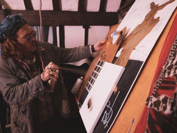 I fiori dipinti da Johnny Depp in vendita a Milano a 3.500 euro