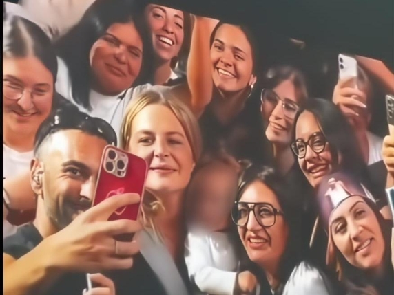 Marco Mengoni Regala un Momento Indimenticabile ai Suoi Fan Interrumpendo il Concerto per Abbracciare una Neonata