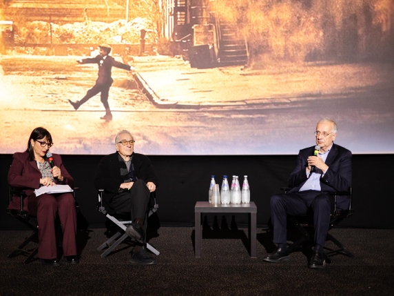 Robert De Niro lancia un allarme: l'America rischia di diventare una dittatura fascista con Trump 

Approfondimento
Le parole di De Niro riflettono la preoccupazione di molti americani e non solo, per la deriva autoritaria che alcuni vedono nella politica di Trump. La paura di una dittatura fascista è un tema che ha suscitato un ampio dibattito negli Stati Uniti e nel mondo.

Possibili Conseguenze
Se l'America dovesse effettivamente diventare una dittatura fascista, le conseguenze sarebbero gravi non solo per il paese, ma per l'intera comunità internazionale. La perdita di libertà, la repressione dell'opposizione e la violazione dei diritti umani sono solo alcune delle possibili conseguenze.

Opinione
È importante notare che le opinioni di De Niro sono condivise da molti, ma non da tutti. Alcuni sostengono che la sua critica a Trump sia eccessiva e che l'ex presidente abbia il diritto di esprimere le sue opinioni. Tuttavia, la preoccupazione per la democrazia e la libertà è un tema che trascende le opinioni personali.

Analisi Critica dei Fatti
Per comprendere appieno la situazione, è necessario analizzare i fatti e le azioni di Trump e del suo governo. La storia recente degli Stati Uniti è stata segnata da una serie di eventi che hanno sollevato preoccupazioni sulla salute della democrazia americana.

Relazioni con altri fatti
La situazione negli Stati Uniti non è isolata, ma fa parte di un contesto più ampio di crisi democratiche in tutto il mondo. La minaccia alla democrazia e alla libertà è un tema globale che richiede una risposta coordinata e solida.

Utilità pratica
Per coloro che sono preoccupati per la situazione negli Stati Uniti e nel mondo, ci sono diverse azioni che possono essere intraprese. Sostenere le organizzazioni che lavorano per la difesa della democrazia e dei diritti umani, informarsi e partecipare al dibattito pubblico sono solo alcune delle possibili azioni.

Contesto storico
La storia degli Stati Uniti è stata segnata da momenti di grande tensione e crisi, ma anche di grande resilienza e determinazione. La lotta per la democrazia e la libertà è un tema che attraversa la storia del paese e del mondo.

Fonti
Il Corriere della Sera, https://www.corriere.it/, è una delle fonti che ha riportato le dichiarazioni di Robert De Niro. Per approfondire la questione, si consiglia di consultare anche altre fonti autorevoli e imparziali.