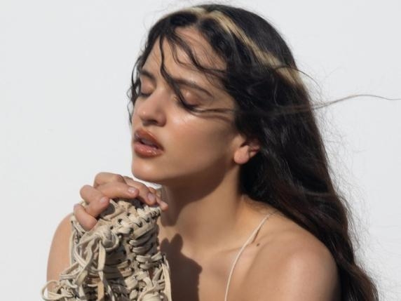 Rosalía presenta il suo nuovo album mistico: un viaggio musicale in 13 lingue ispirato a san Francesco