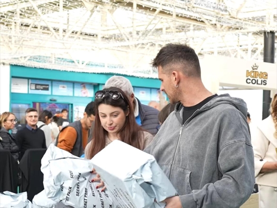 Centinaia di persone in caccia di pacchi smarriti: un'opportunità unica per trovare oggetti misteriosi a prezzi accessibili