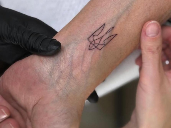 Carlo Calenda si tatuaggio il simbolo della resistenza ucraina in segno di solidarietà