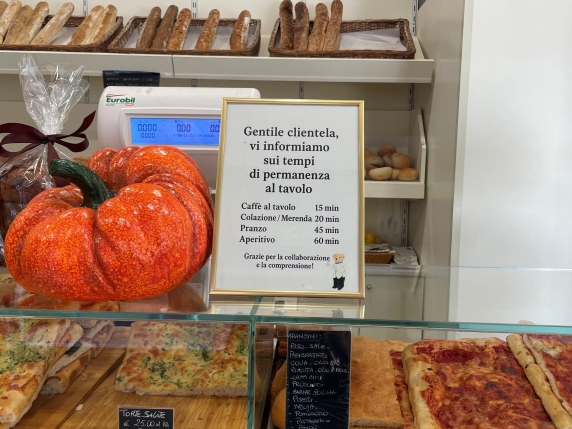 Nuova Politica di Consumazione al Bar Novanta: 15 Minuti per un Caffè, un'Ora per l'Aperitivo