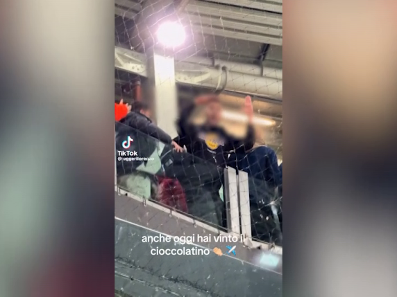 Gesto offensivo di un tifoso della Juventus: la mimica della tragedia di Superga suscita reazioni negative