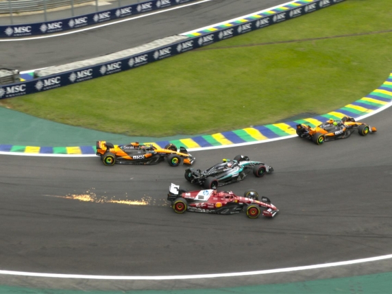 Caos al via del GP Brasile di Formula 1: Piastri vince ma viene penalizzato, Hamilton finisce ultimo