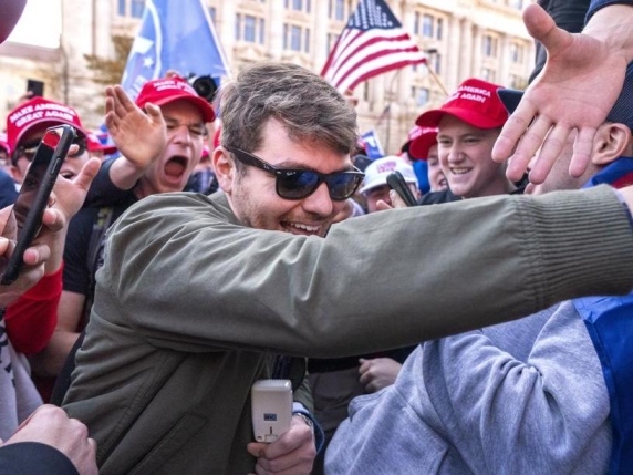 La figura di Nick Fuentes: un profeta del suprematismo che divide la destra politica