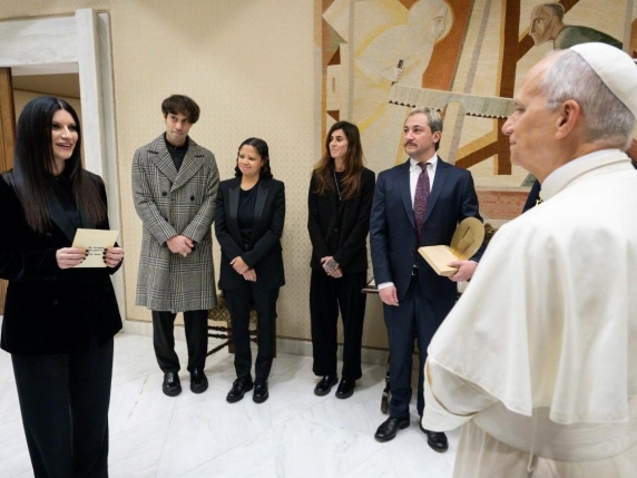 Il Papa incontra Laura Pausini in Vaticano: un incontro tra musica e fede